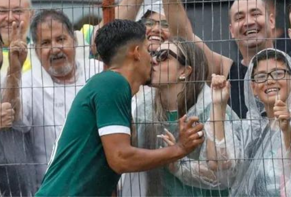 jogador do Goiás Luís Miguel encontrando sua noiva.