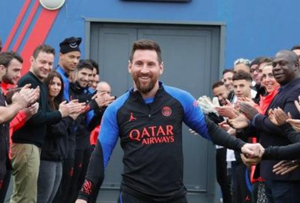 Messi é aplaudido pelo PSG