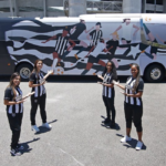 Clube feminino do Botafogo recebe ônibus.