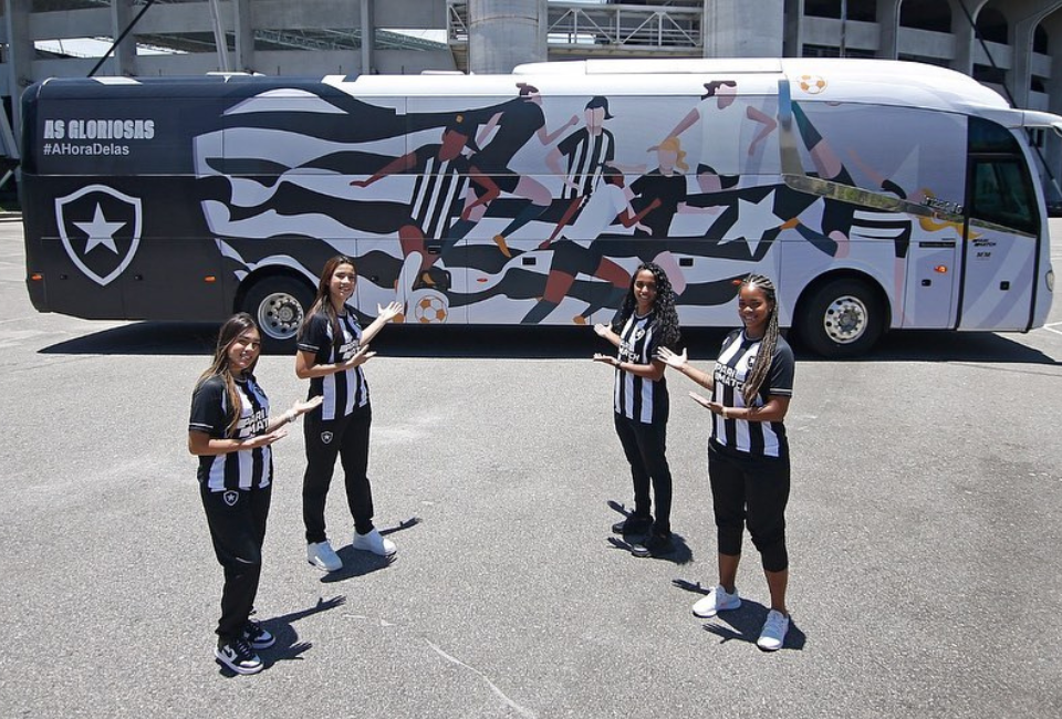 Clube feminino do Botafogo recebe ônibus.