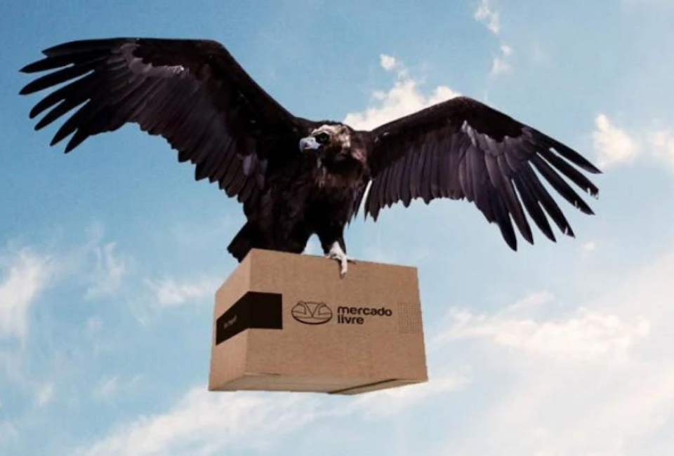 Mercado Livre entrega uniforme a jogador do flamengo por drone.