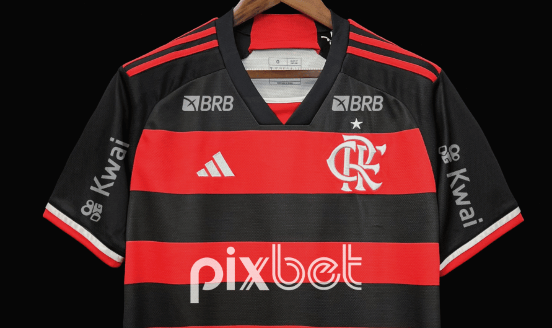 Kwai na camisa do Flamengo
