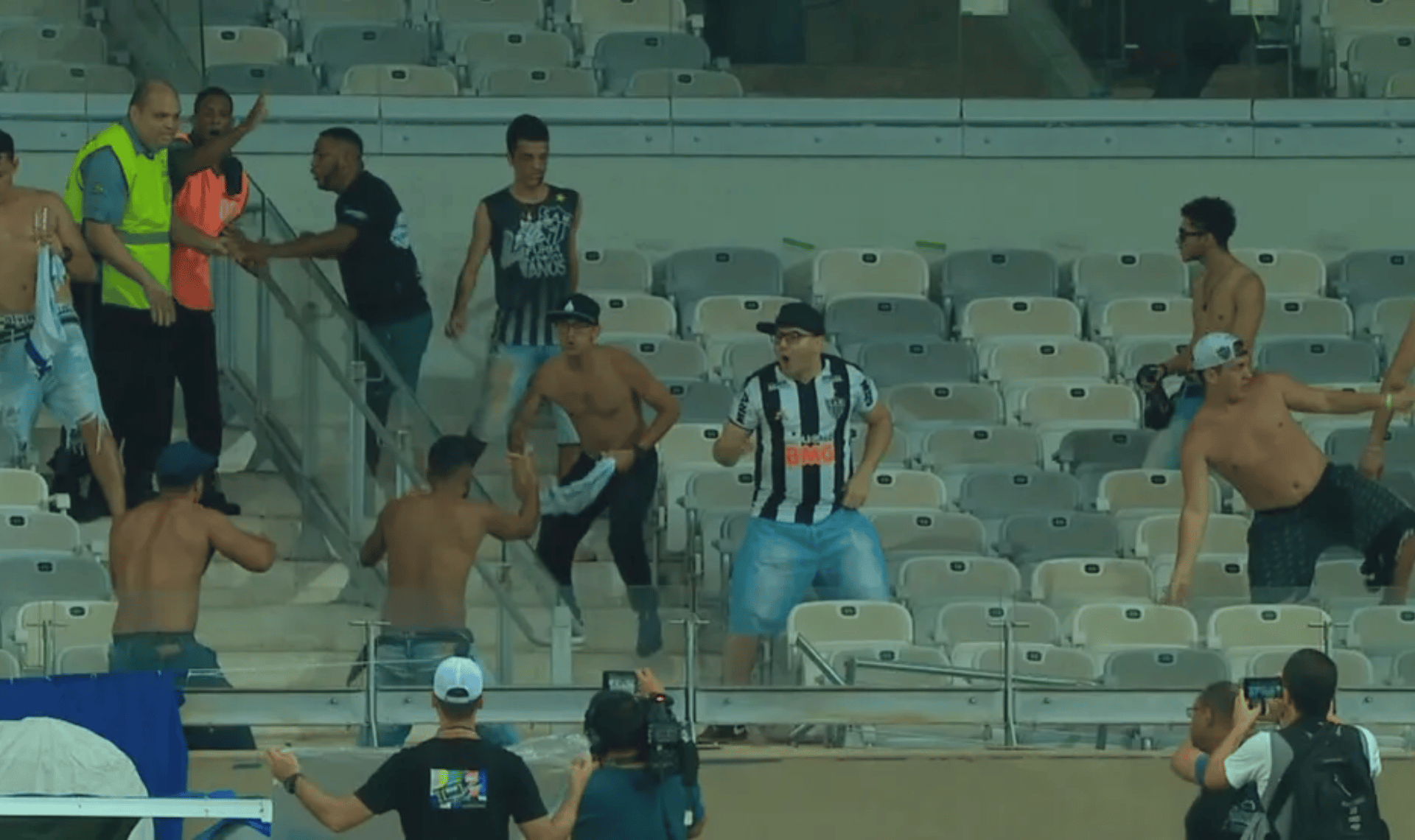 Confronto Entre Torcidas de Cruzeiro e Atlético-MG