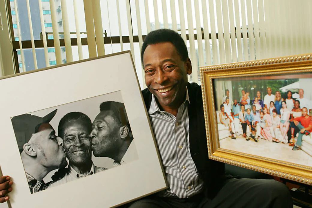 rei do futebol exibe familia em fotos